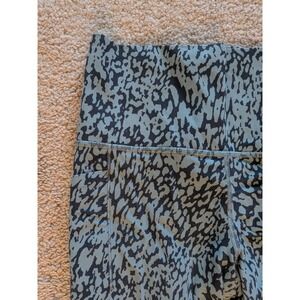 Athleta Salutation Stash Pocket II Printed 7/8 Leggings Blue Animal SP S/P